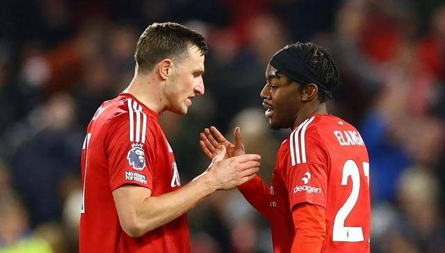 爱游戏在线-热门球队迎战黑马，全力抢夺胜利