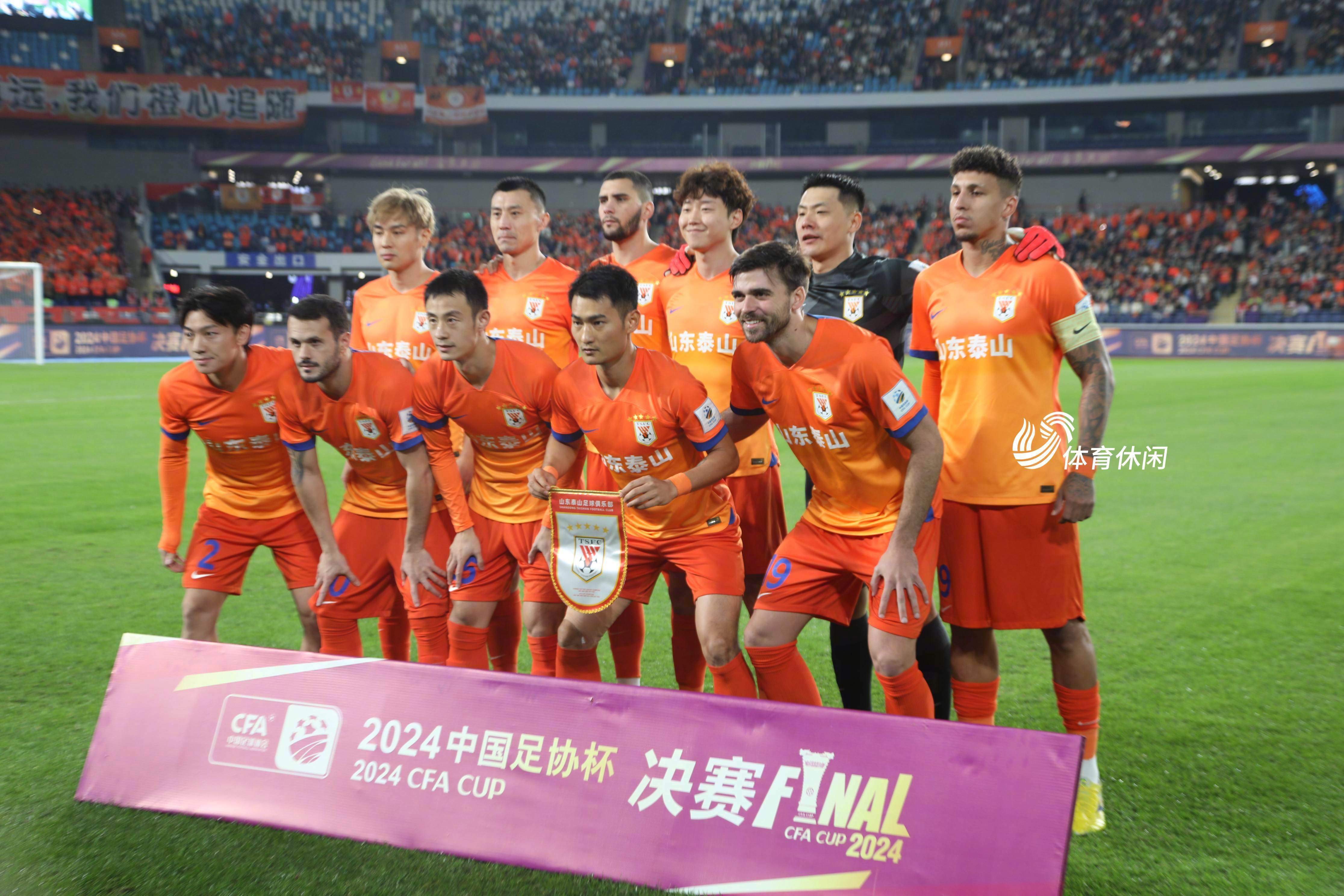 在国际赛场上展现实力,球队备受瞩目 在国际赛场上展现实力,球队备受瞩目