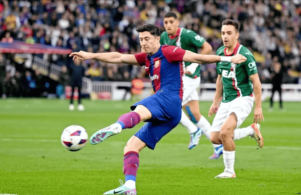 爱游戏官网-激情碰撞：足球比赛现场热闹异常的简单介绍