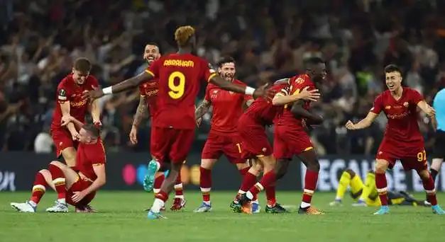 激情碰撞:足球比赛现场热闹异常的简单介绍 激情碰撞:足球比赛现场热闹异常的简单介绍