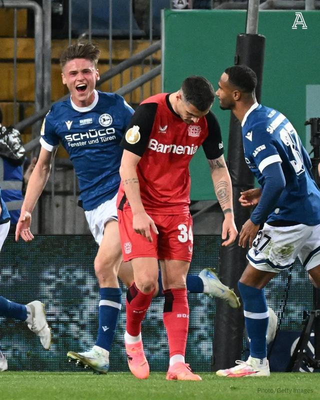 爱游戏APP-关于沙尔克客场爆冷，德甲强队遭遇意外失利的信息