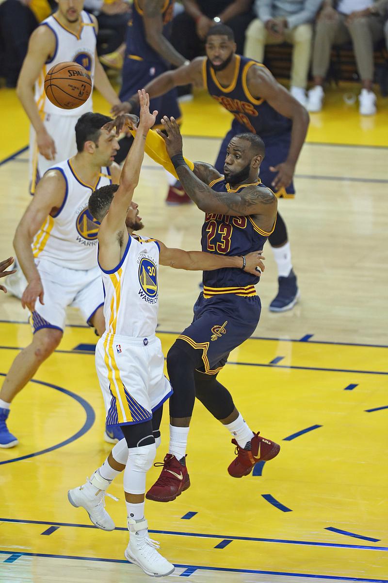 爱游戏官网-欧洲巨星再度交锋，球场上燃情对决