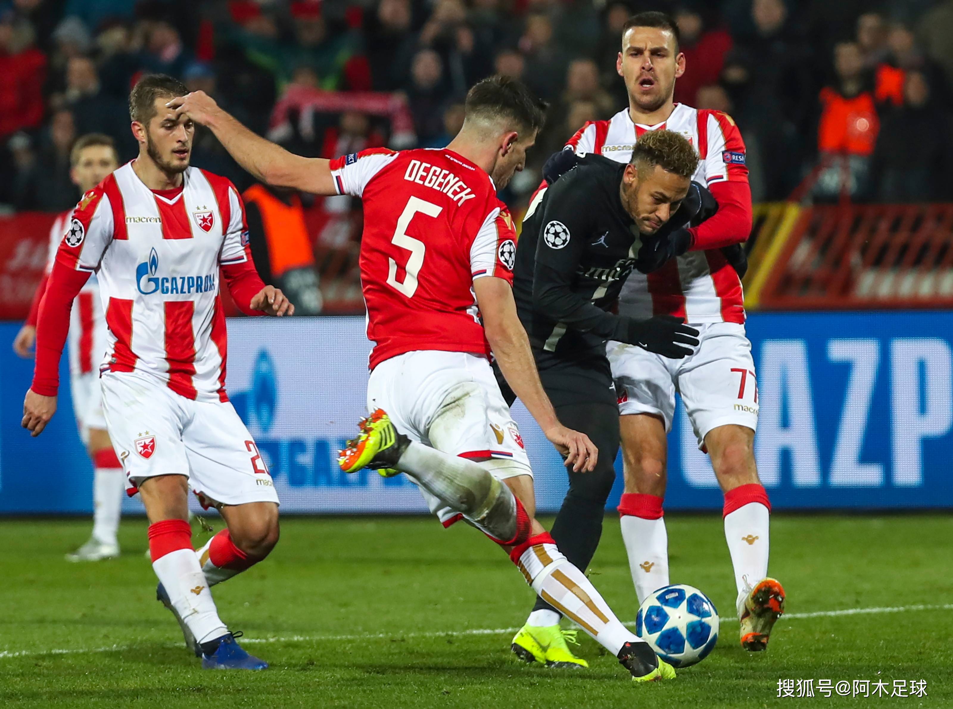 足球赛场上的较量充满悬念和激动 足球赛场上的较量充满悬念和激动