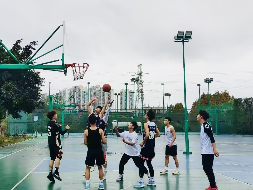 爱游戏官方入口-关于暴风雨来临篮球场，球员们奋勇争先的信息