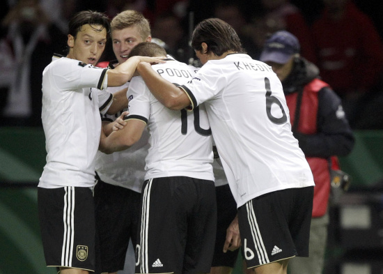 欧洲杯预选赛场上冲突不断，裁判员需保持冷静