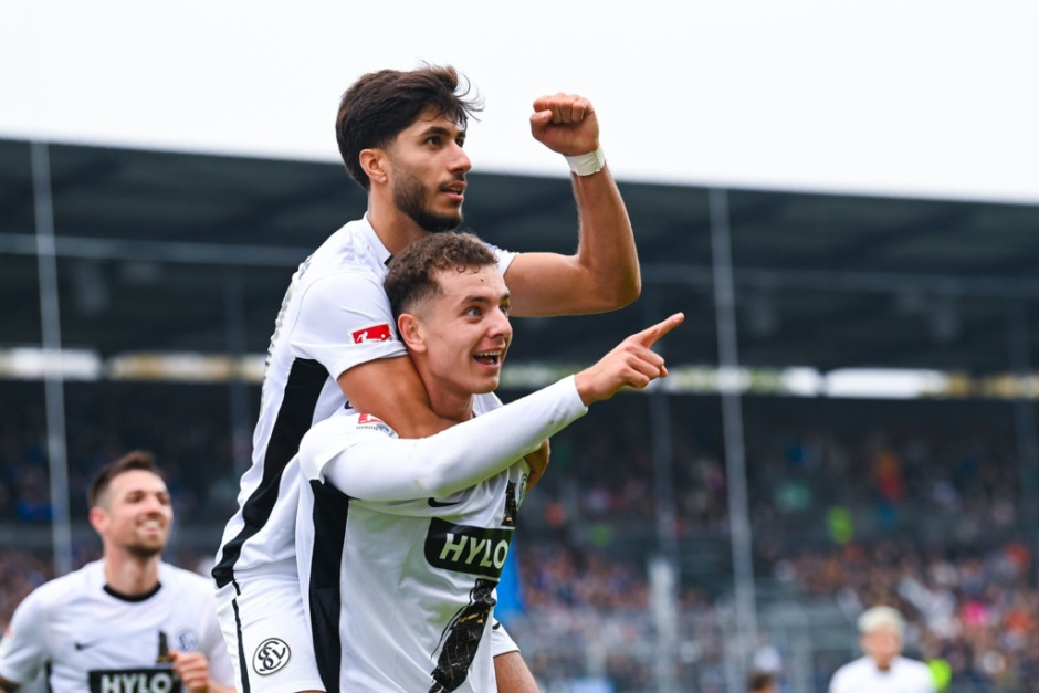 爱游戏大厅-沙尔克球员奉献出色表现赢得比赛