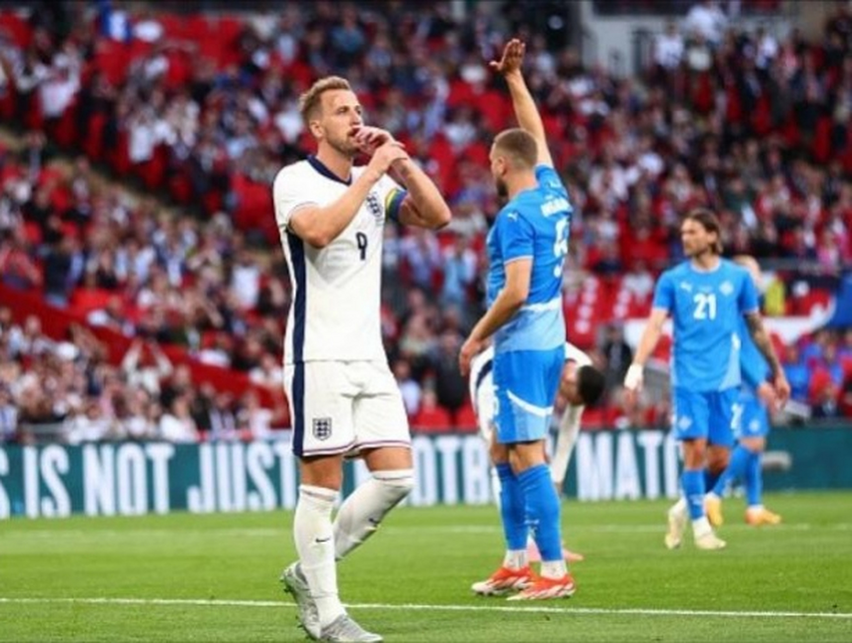 爱游戏娱乐-冰岛客场取胜，历史性挺进欧洲杯淘汰赛！