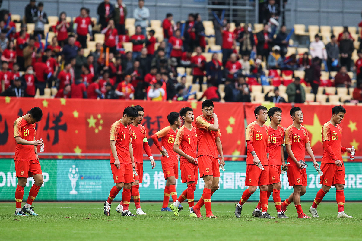 爱游戏大厅-球员们在赛场上奋勇拼搏，呈现出高水平的比拼