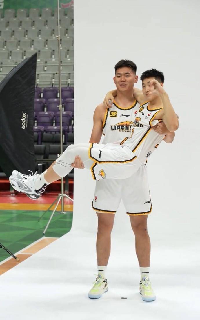 篮球赛季揭幕战:明星球员谁主宰场上?的简单介绍 篮球赛季揭幕战:明星球员谁主宰场上?的简单介绍