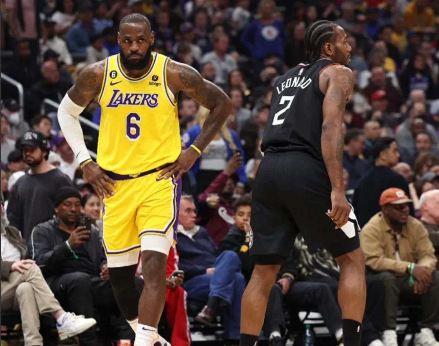 爱游戏APP-湖人全队集体低迷，球队冲击季后赛形势严峻