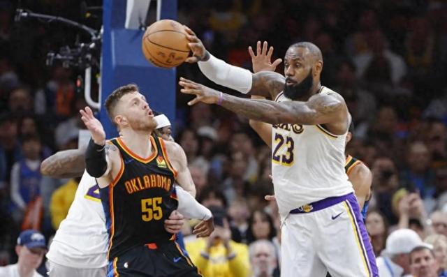 湖人全队集体低迷,球队冲击季后赛形势严峻 湖人全队集体低迷,球队冲击季后赛形势严峻