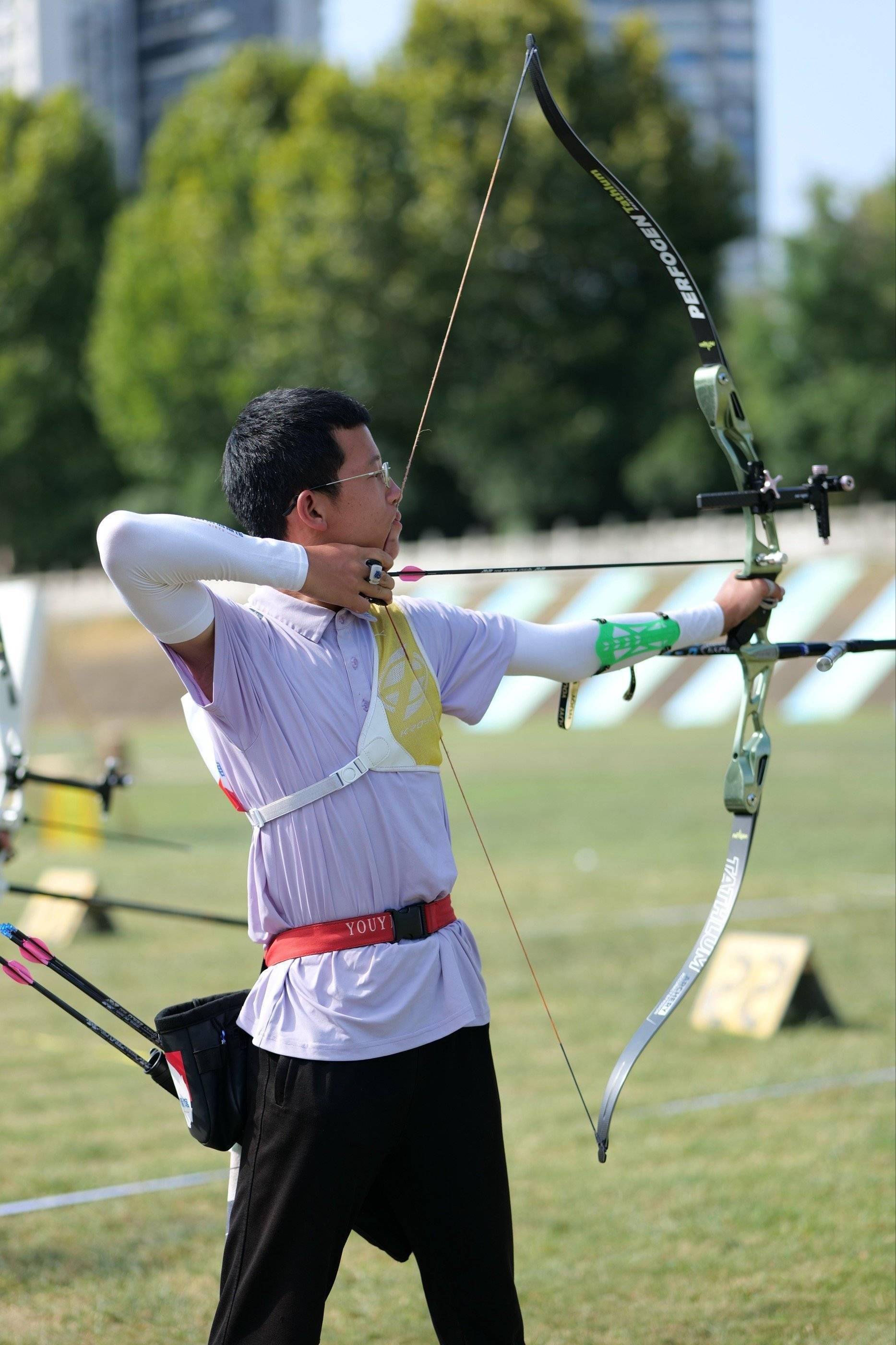 爱游戏tv-射箭选手精准射中目标金牌加身
