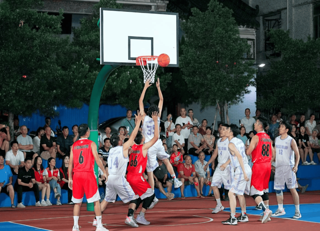爱游戏大厅-精彩篮球对决中，场下气氛热烈
