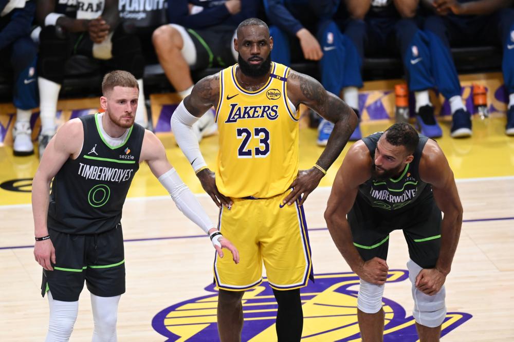 爱游戏APP-湖人夺得季后赛资格，詹姆斯表现出色