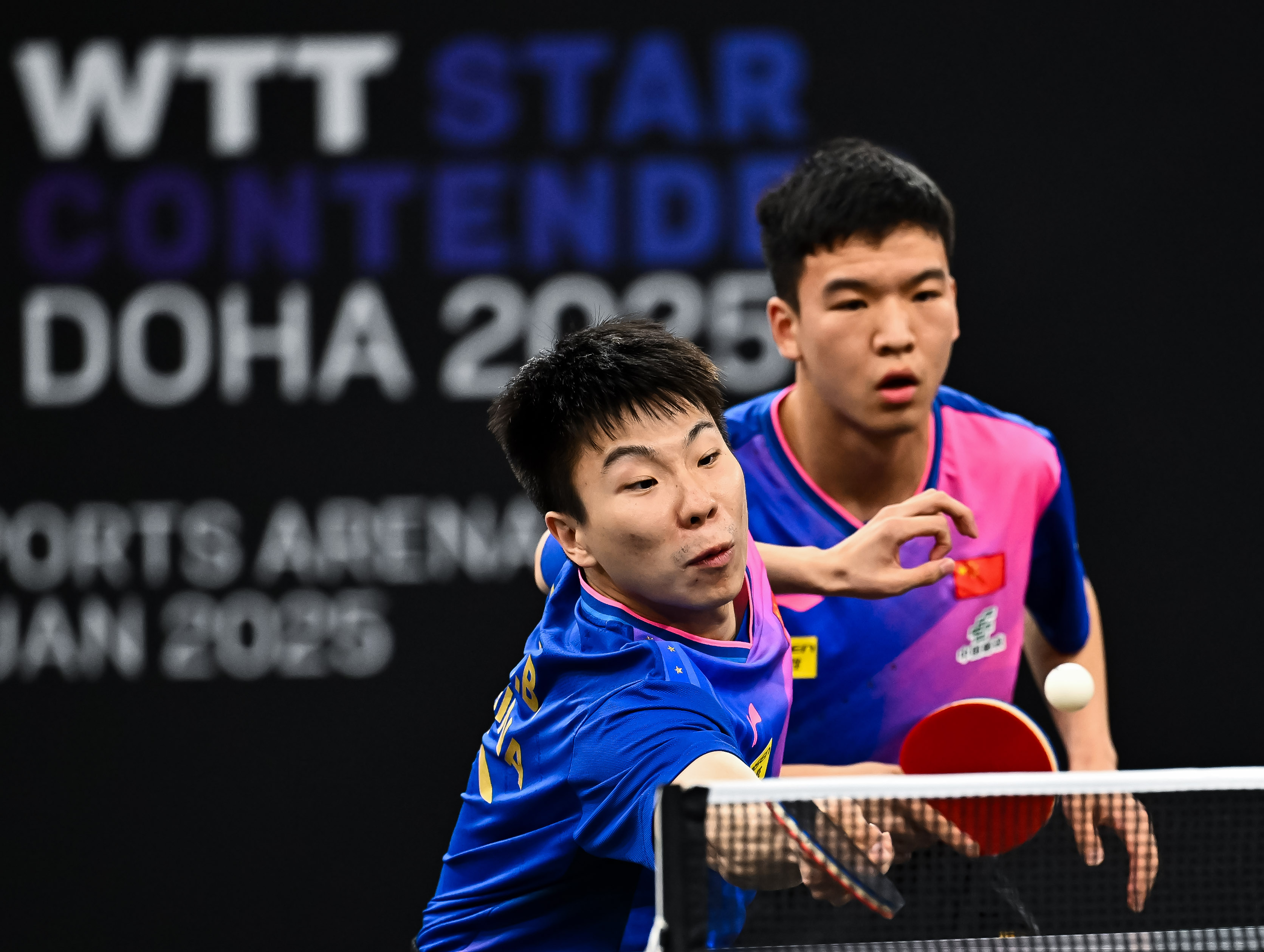 包含体育精彩瞬间：球员们斗志昂扬迎战挑战的词条