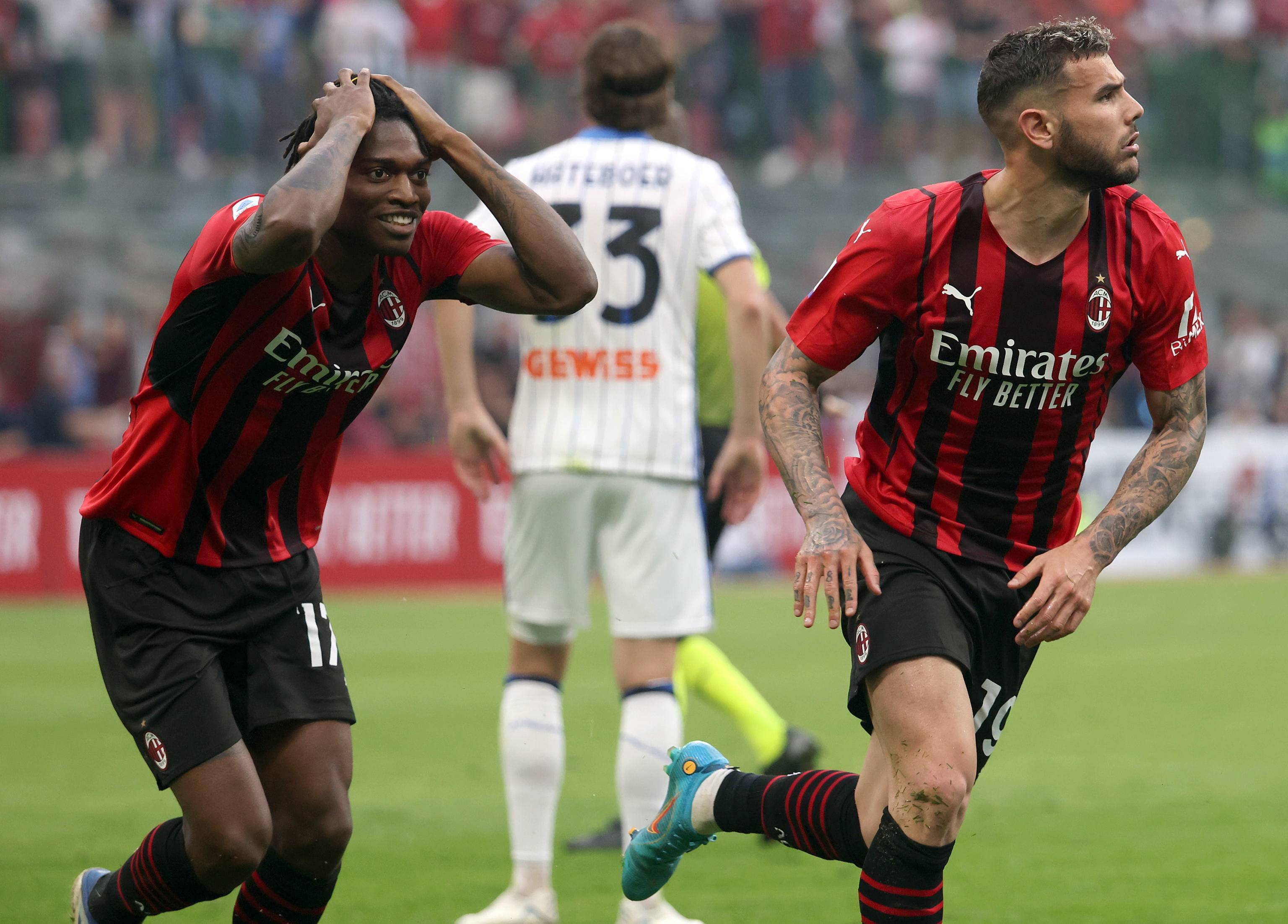 爱游戏官方-关于AC米兰球员展现出色技术，踢出漂亮球的信息