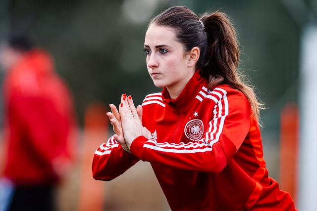 关于德国女足新赛季启动，顶尖球员备战冠军的信息