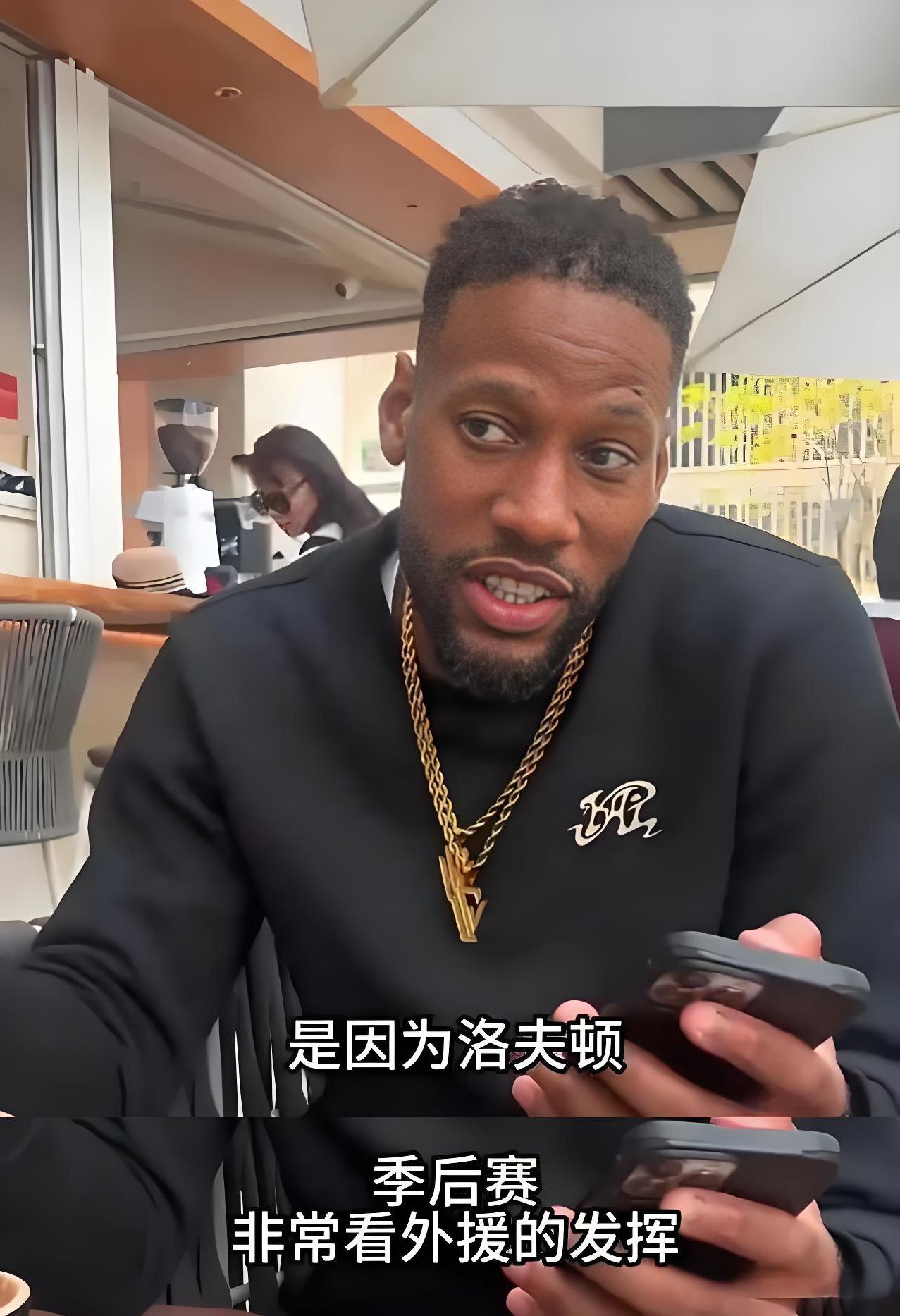 爱游戏在线-球队主帅面临巨大压力，成绩不佳惹怒球迷