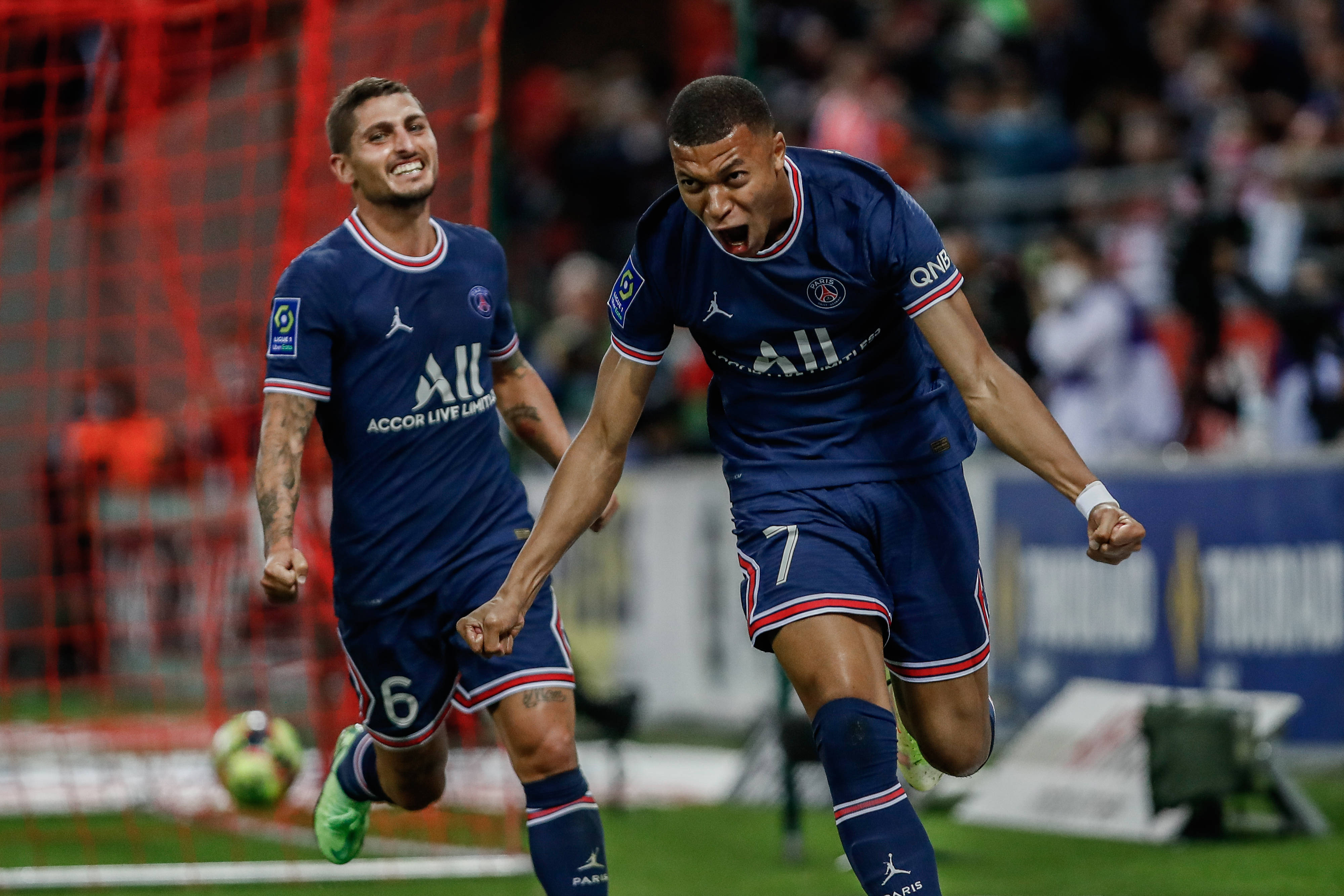 爱游戏下载-巴黎圣日耳曼横扫对手，赢得欧冠胜利！