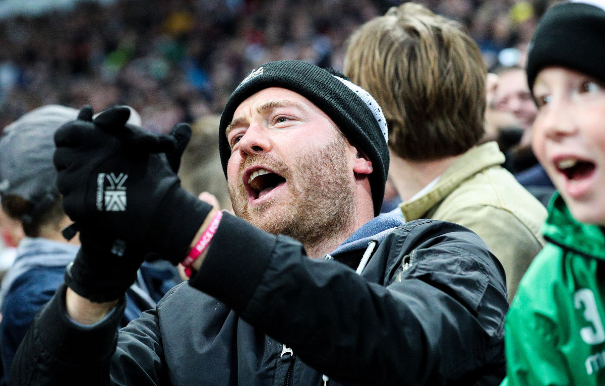 包含迎风破浪,欧洲足球赛事中球员拼尽全力的词条 包含迎风破浪,欧洲足球赛事中球员拼尽全力的词条