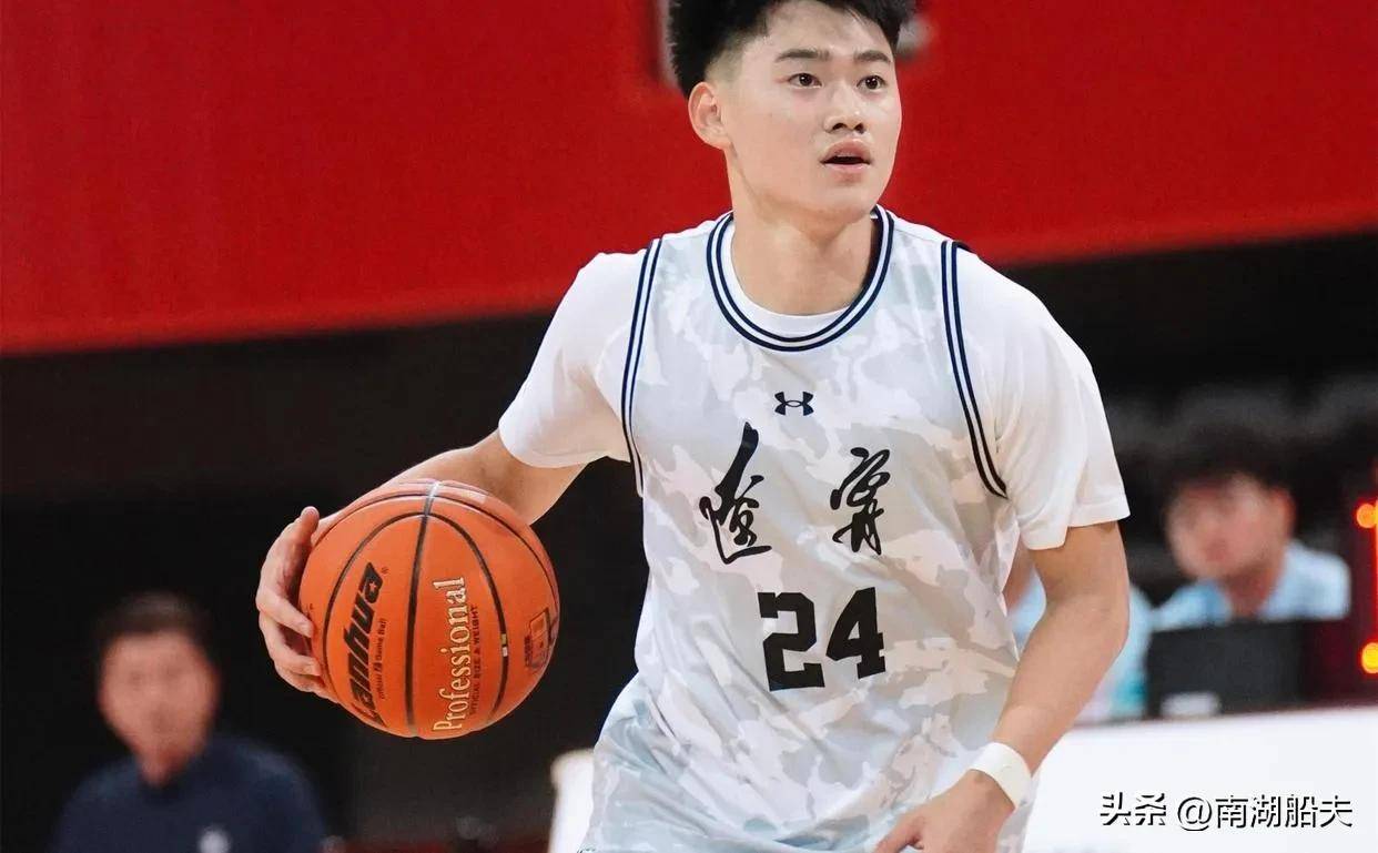 爱游戏体育-球员飒气十足，篮球比赛中引发热烈讨论