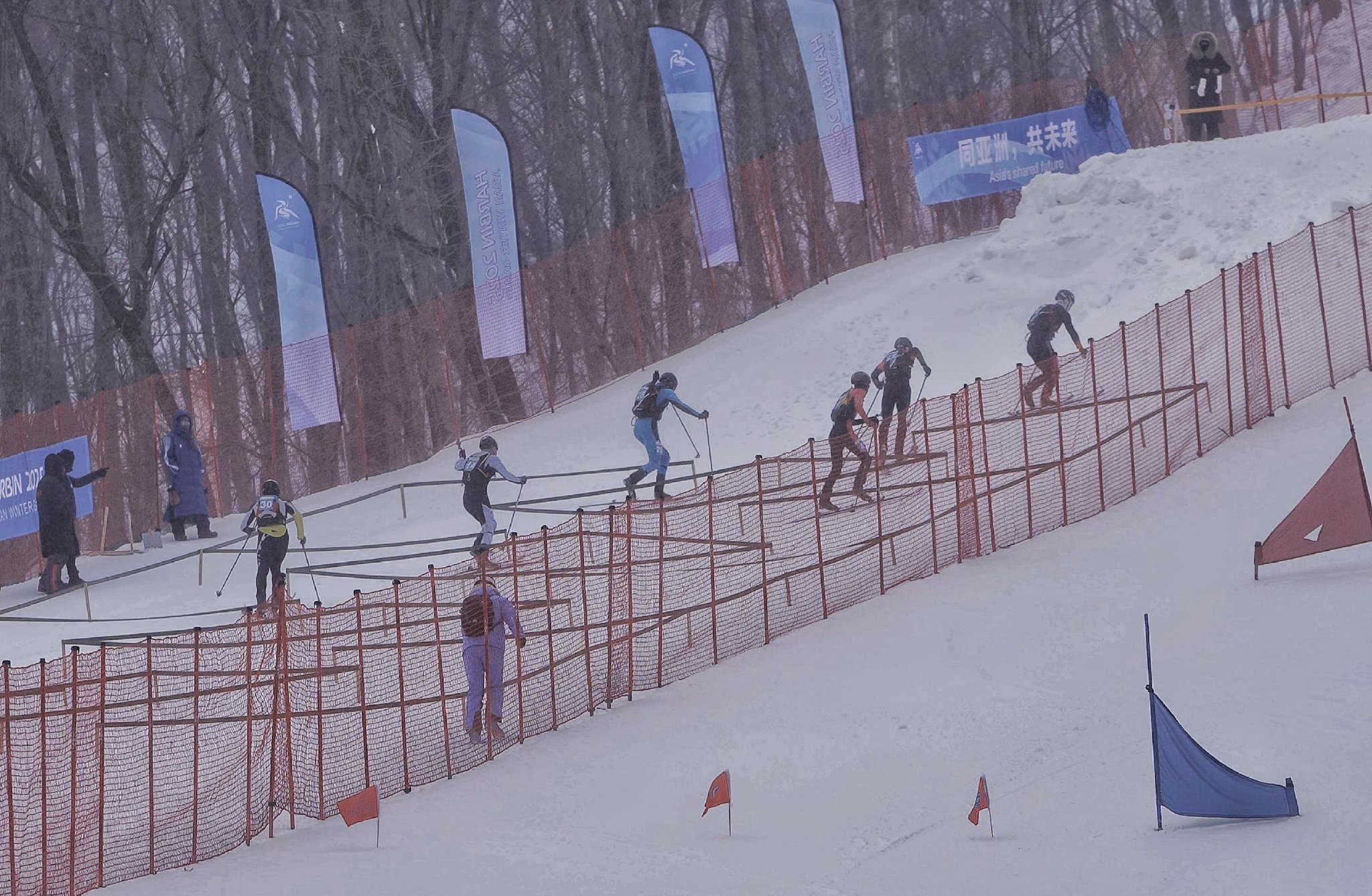 滑雪比赛中，选手展现天衣无缝的滑雪功夫