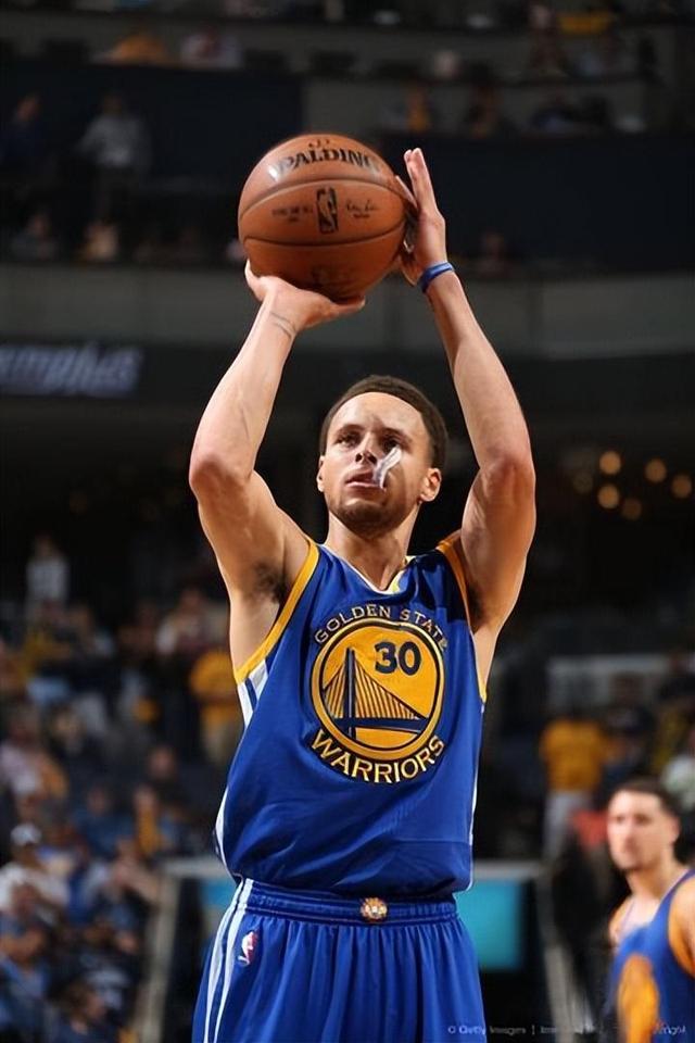 包含篮球巨星表现抢眼，全力拼搏争夺胜利的词条