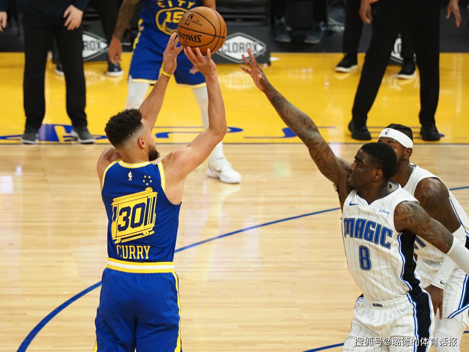 包含火力全开！橄榄球比赛数据创纪录的词条