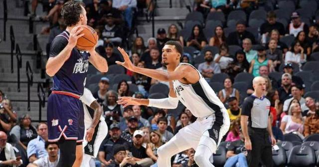 马刺翻盘广州队，易建联统治全场