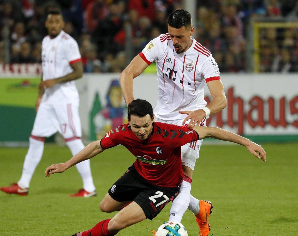 爱游戏下载-弗赖堡在客场比赛中努力表现，保持不败