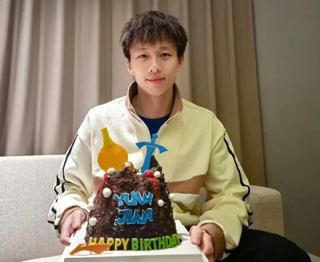 爱游戏APP-日本队险胜英格兰队，林高远高光表现